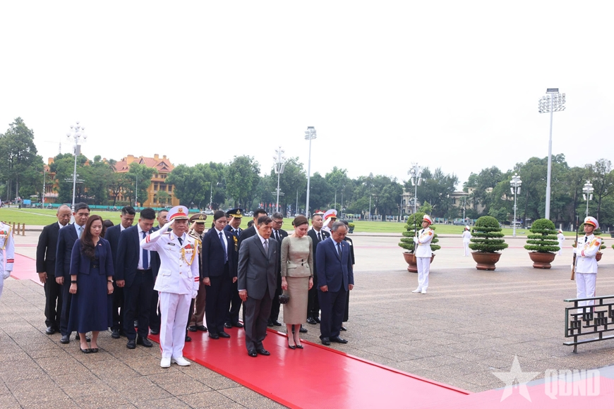Nhà vua Thái Lan vào Lăng viếng Chủ tịch Hồ Chí Minh